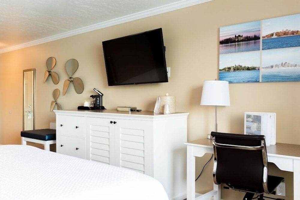 Capt. Thomson's Resort - photo 25