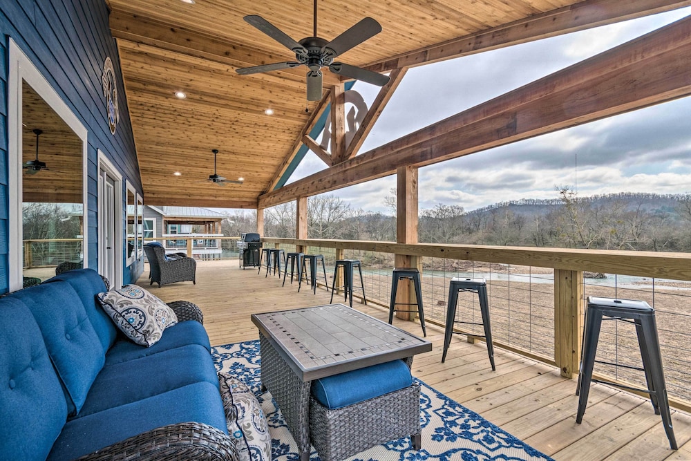 Upscale Riverfront Home with Beach And Fire Pit — 4-Star Luxury Hotel in Hot Springs, United States