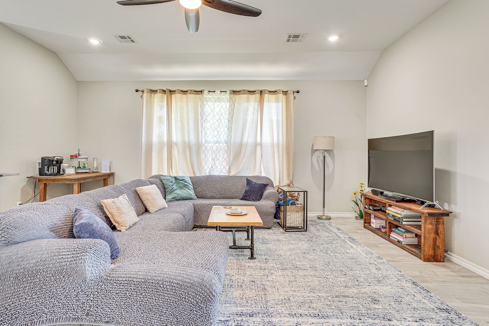 Pet Friendly Elgin Retreat W Patio Grill Yard — Elgin