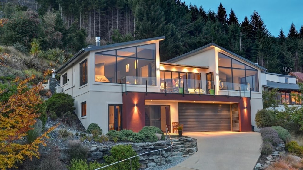 Aries Lake View Villa — 4-Star Luxury Hotel in Queenstown, New Zealand