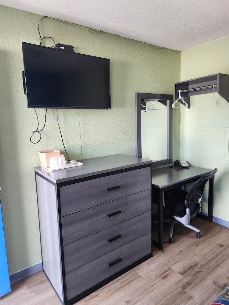 Plaza Motel - photo 5