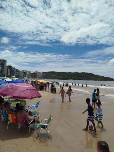 Apartamento na Praia do Morro Guarapari de frente varanda ampla duas quadras da orla da praia — 4-Star Luxury Hotel in Guarapari, Brasil