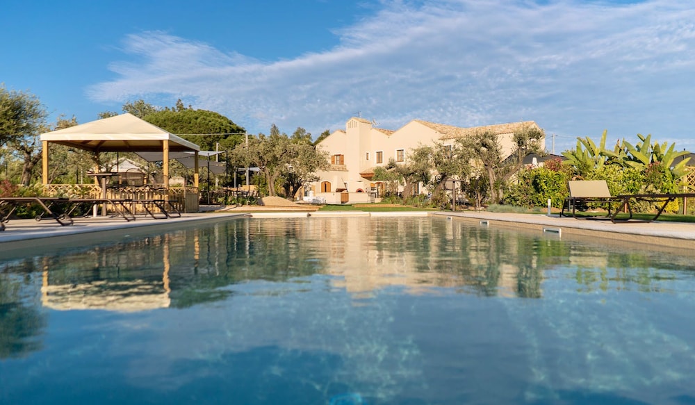 Italianway Locanda della Meridiana — 4-Star Luxury Hotel in Pula, Italy