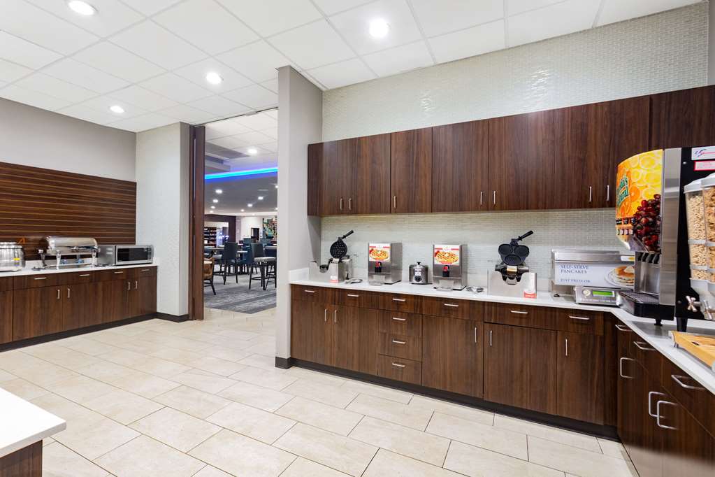 La Quinta Inn & Suites by Wyndham Joplin - photo 34