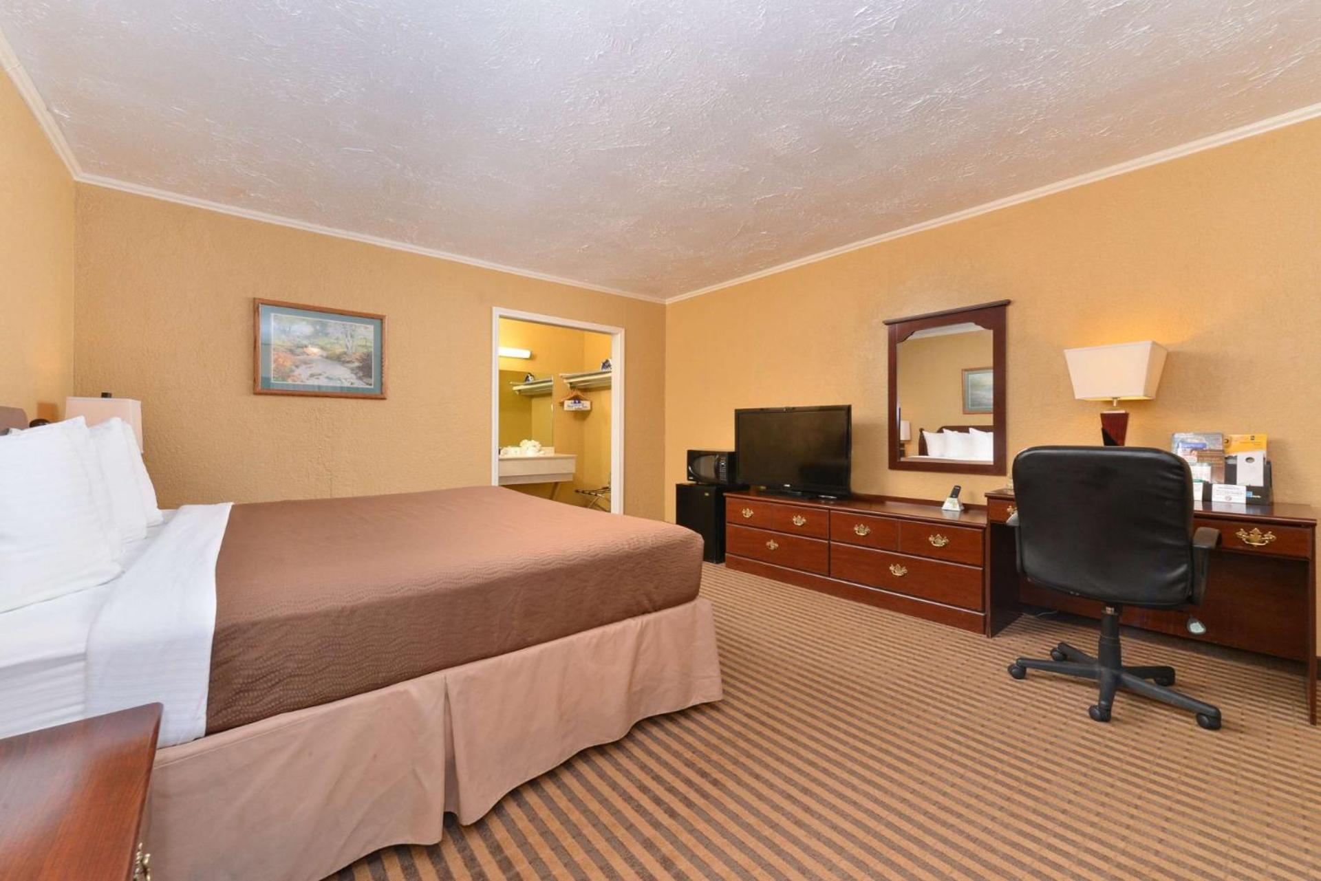 Executive Plus Inn & Suites - photo 4
