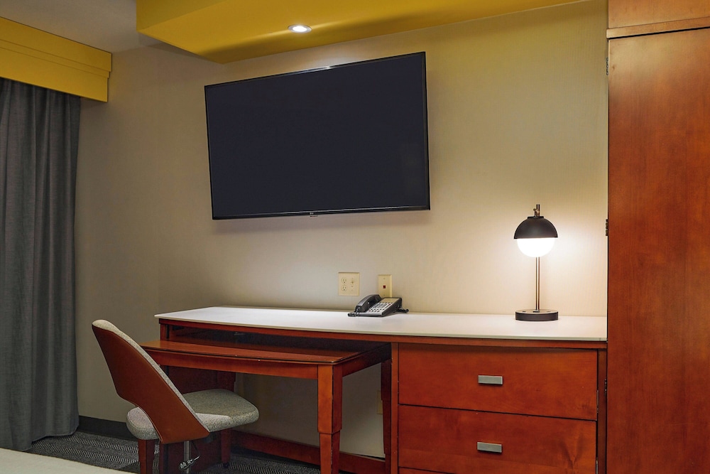 Courtyard by Marriott Medford Airport - photo 23