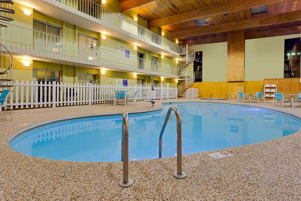Ramada by Wyndham Marquette - photo 3