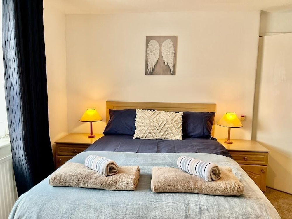 Spacious 3 Bedroom House Sleeps 5 — 4-Star Luxury Hotel in Manchester, United Kingdom