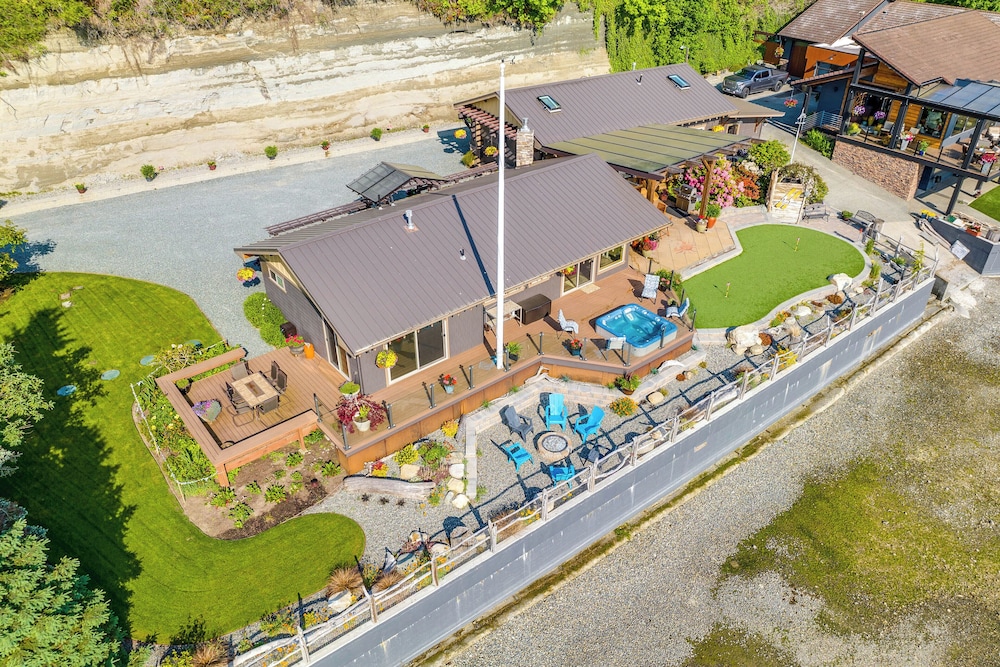 Similk Bay Retreat with Deck Fire Pit and Hot Tub