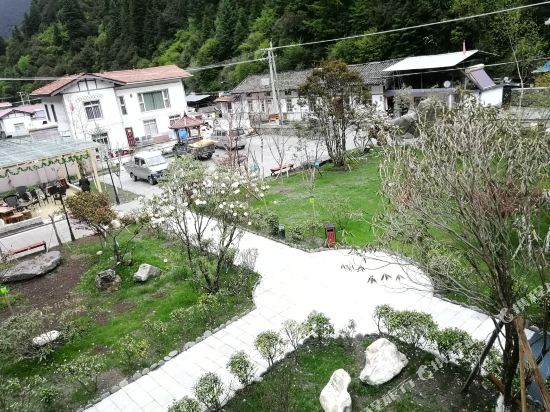 Maomucuo Village Holiday Hotel in Barkam, People's Republic of China