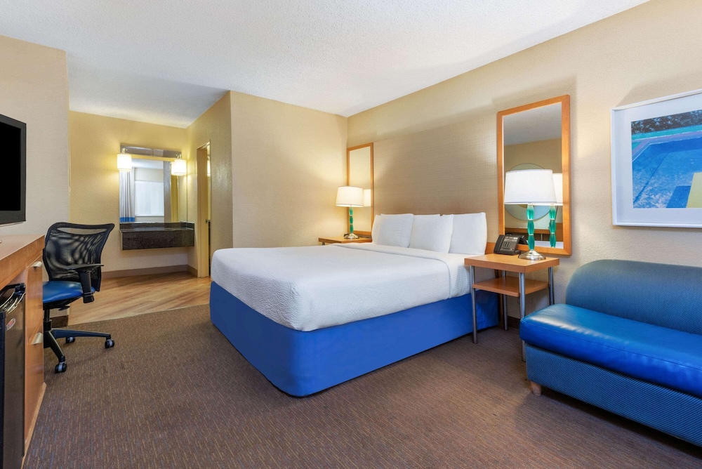 La Quinta by Wyndham Fort Lauderdale Pompano Beach - photo 10