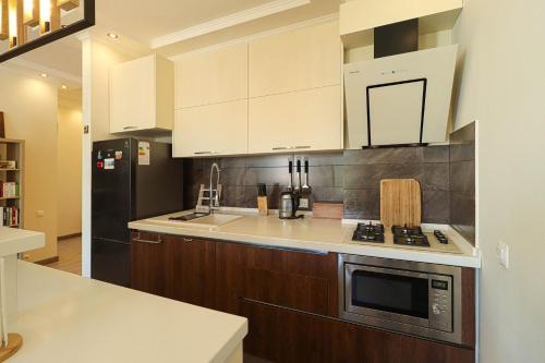 Central and Comfy Tbilisi 1BR Apartment by Wehost