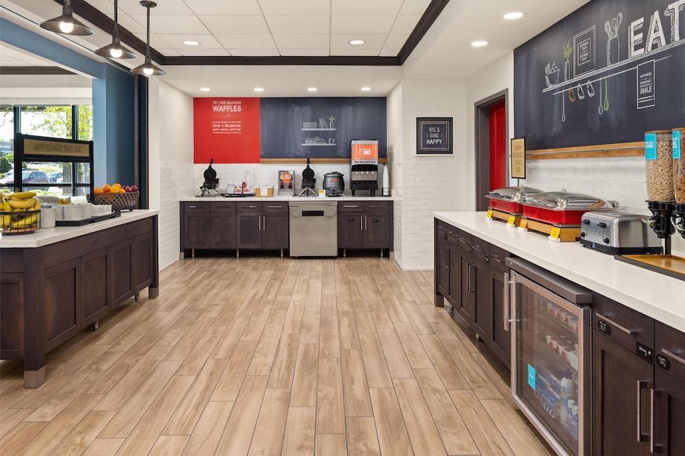Hampton Inn Minneapolis Roseville - photo 33