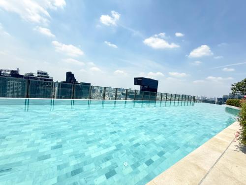 Expansive Stylish 2BR Ultra Fast Wifi Asoke