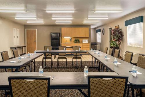 Travelodge by Wyndham Wellington KS - photo 15