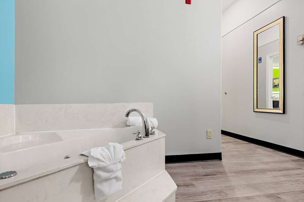 La Quinta Inn & Suites by Wyndham Raymondville - photo 74