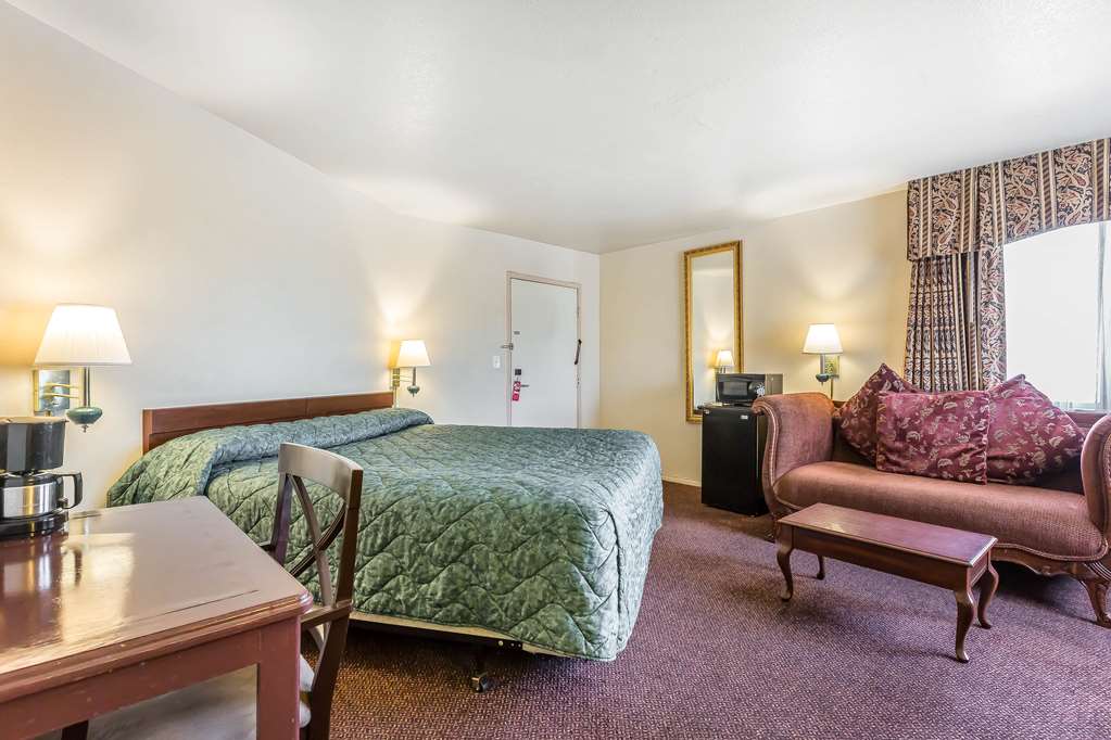 Rodeway Inn Magic Mountain Area - photo 12