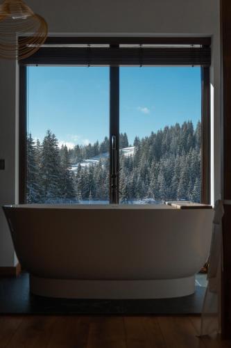 Chillax Chalet — 4-Star Luxury Hotel in Yablunytsya, Ukraine