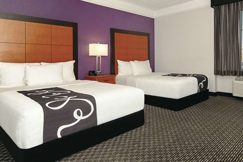 La Quinta Inn & Suites by Wyndham Ontario Airport - photo 27