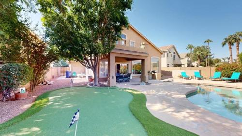 Sleeps 10 Heated Pool Putt Putt Dogs Welcome — 4-Star Luxury Hotel in Chandler, United States
