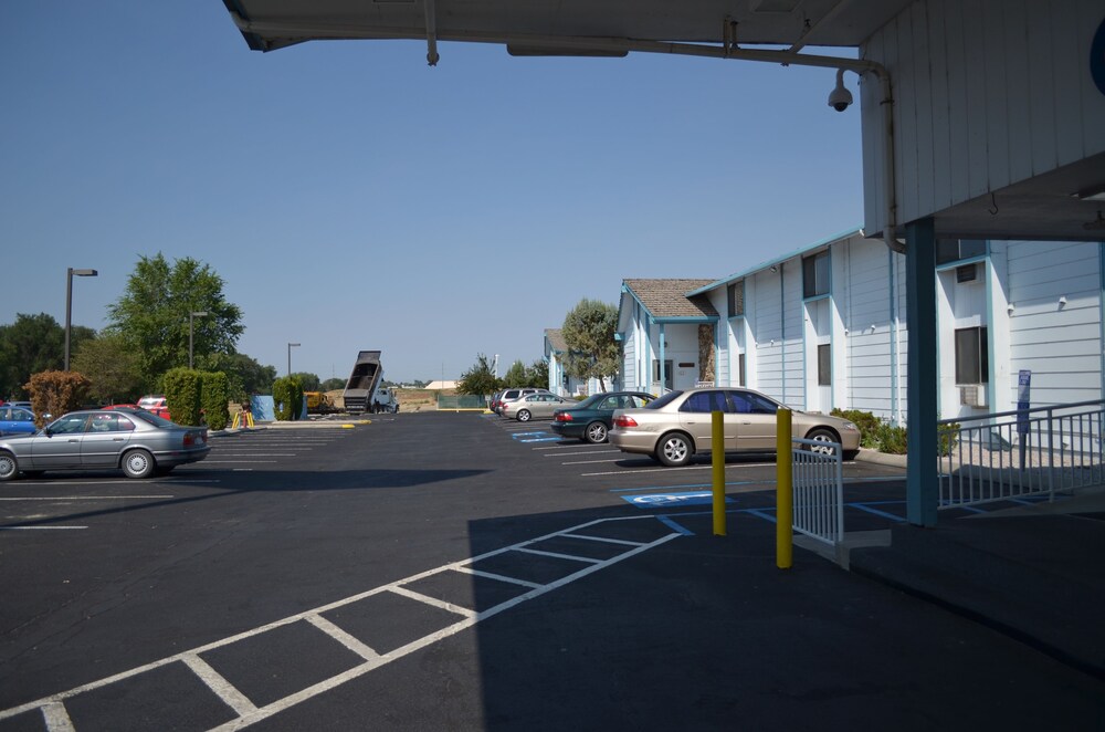 Nampa Inn & Suites - photo 28