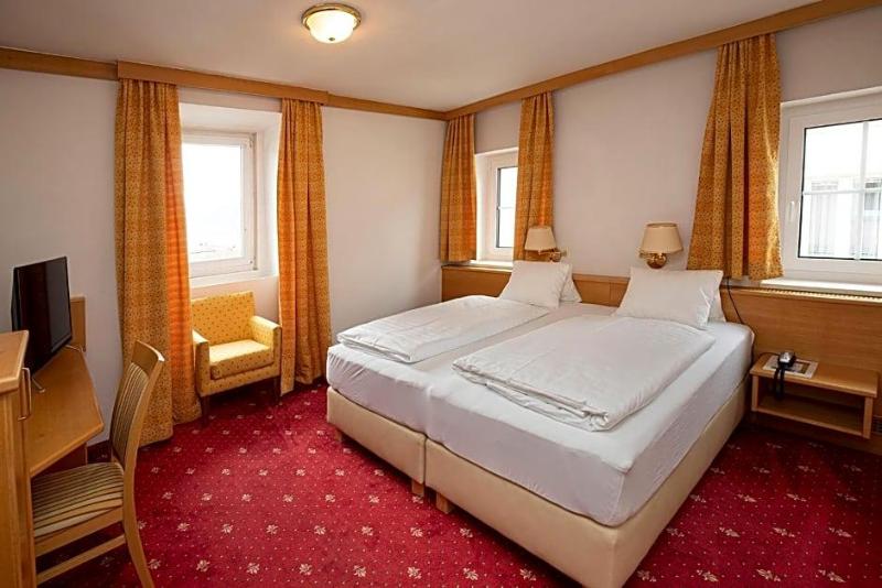 Keramikhotel Goldener Brunnen - carbon neutral hotel in Gmunden