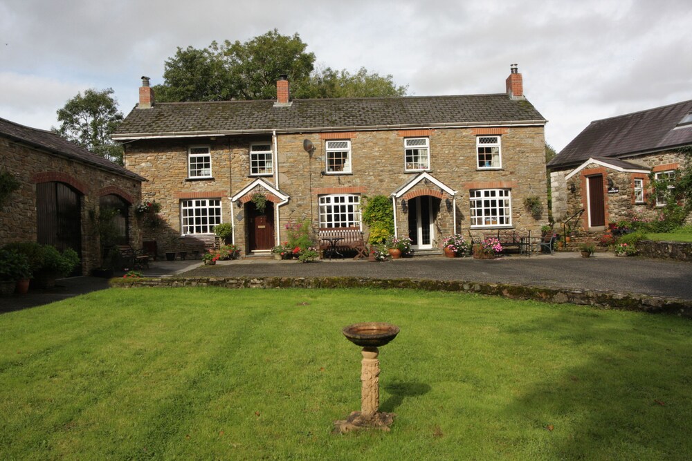 Fferm Y Felin — hotel in Carmarthen