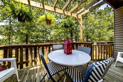 Fairfield Bay Gem with pool access and 4 Mi to Lake — hotel in Fairfield Bay