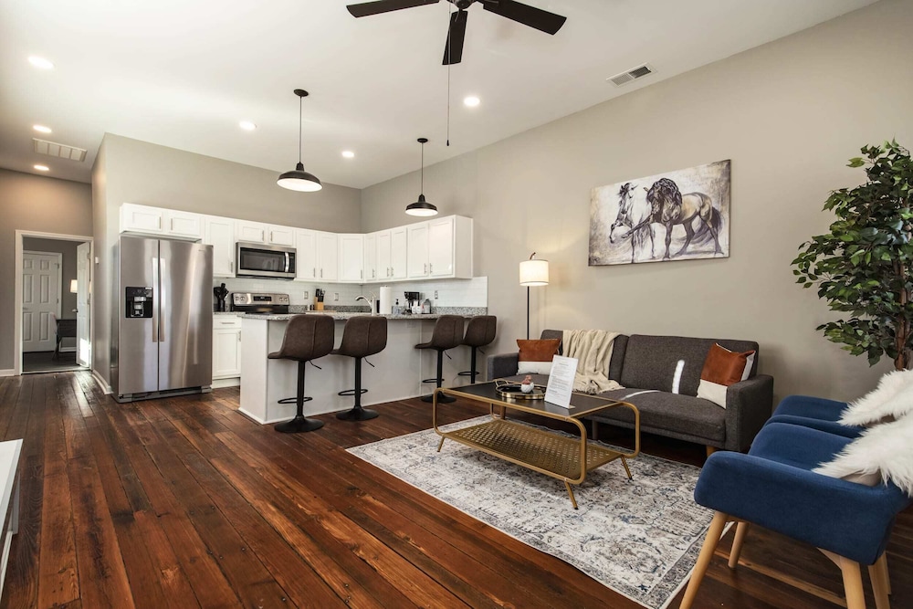 Historic CozySuites 4BR 2BA — 4-Star Luxury Hotel in Louisville, United States