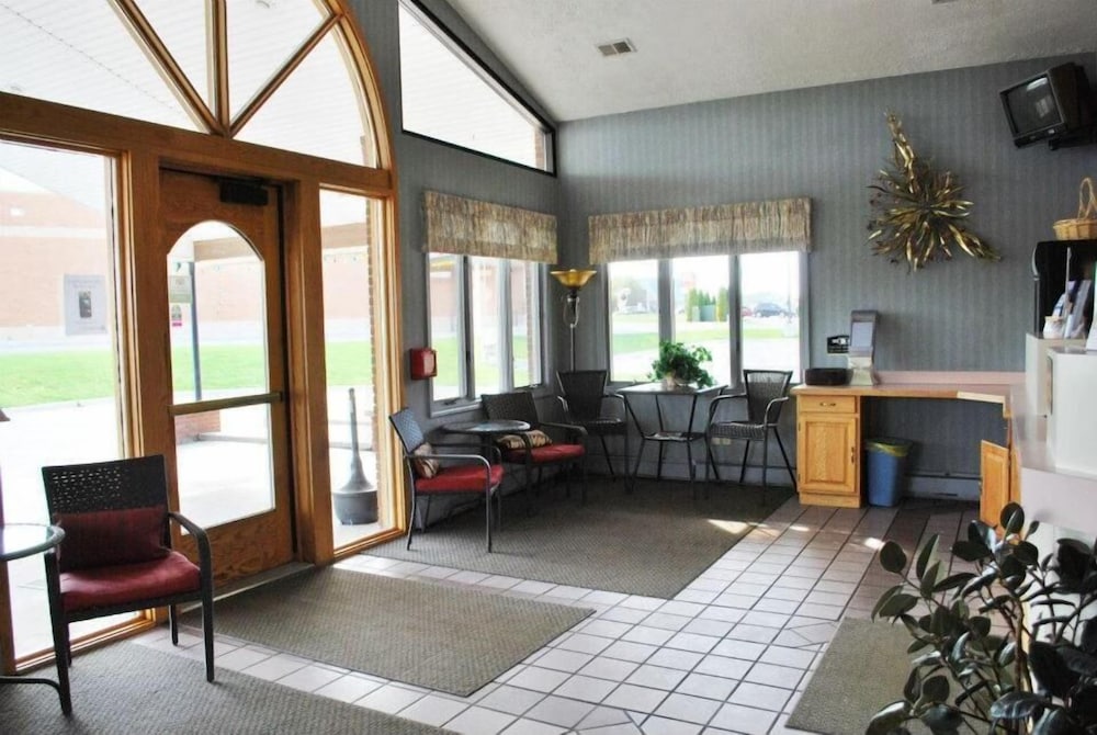 Fleetwood Inn & Suites - photo 5