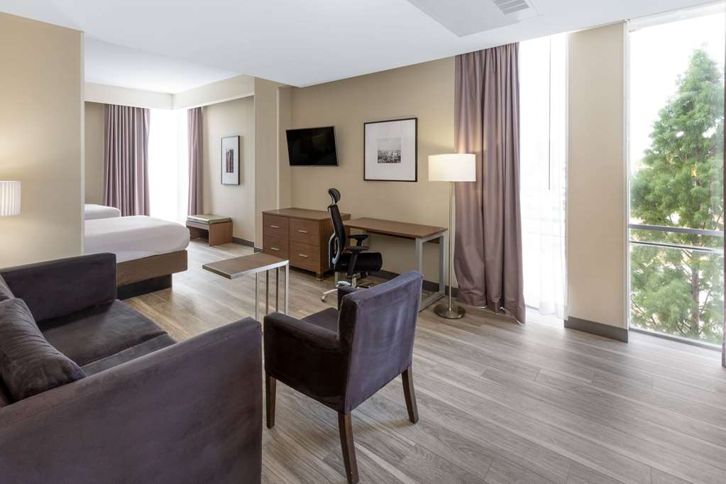 La Quinta Inn & Suites by Wyndham Tulsa Downtown Route 66 - photo 20