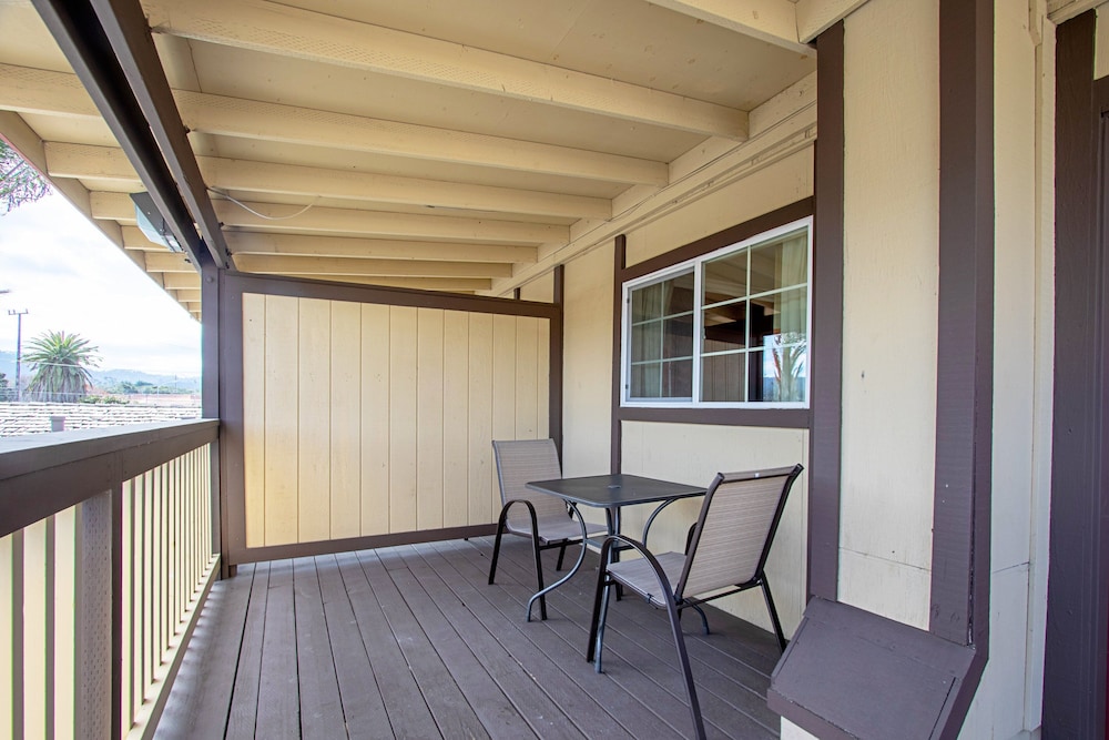 Red Roof Inn & Suites Monterey - photo 12