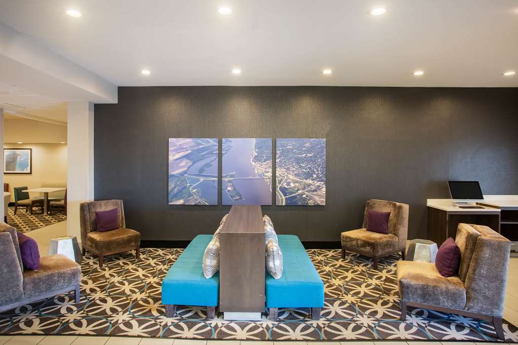 La Quinta Inn & Suites by Wyndham Pontoon Beach - photo 4