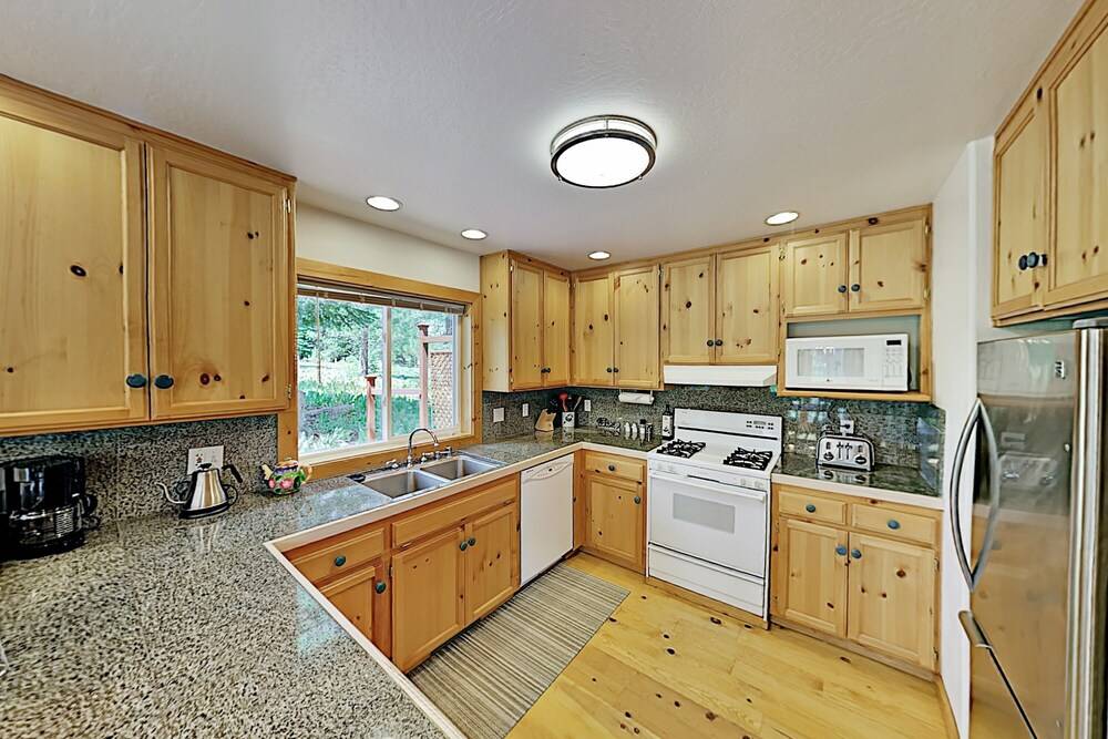 Tahoe Donner Luxury Sleeps 14 Hot tub 3100 sqft - photo 12