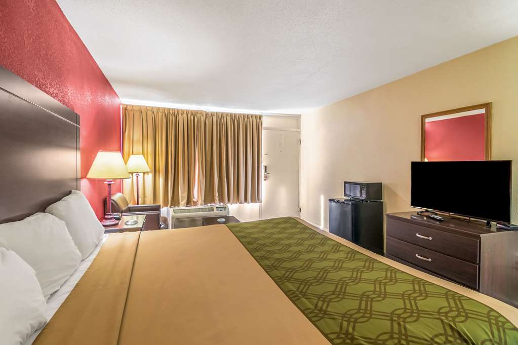 Econo Lodge Andalusia - photo 16