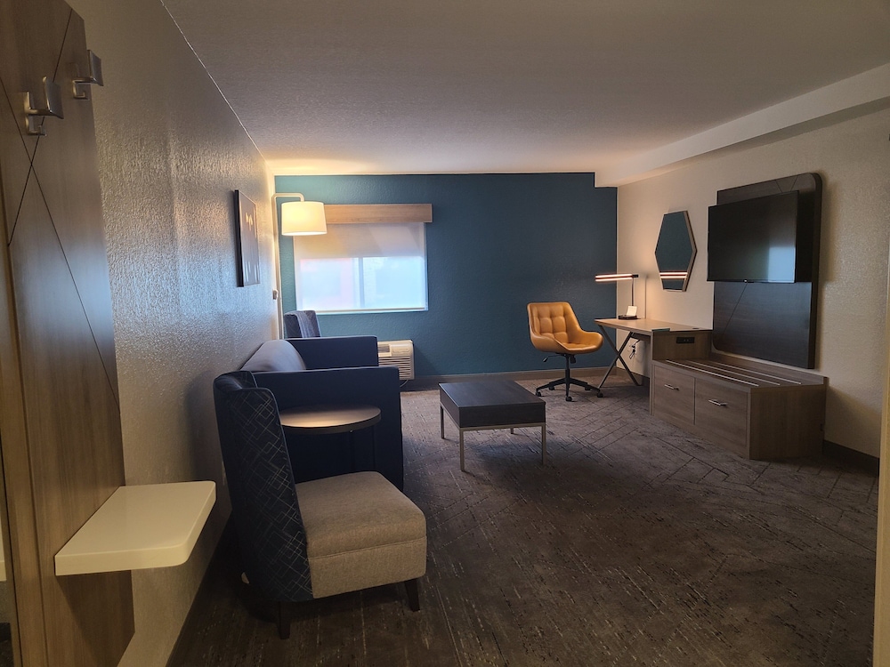 Holiday Inn Express & Suites Ft. Lauderdale N Exec Airport by IHG - photo 11