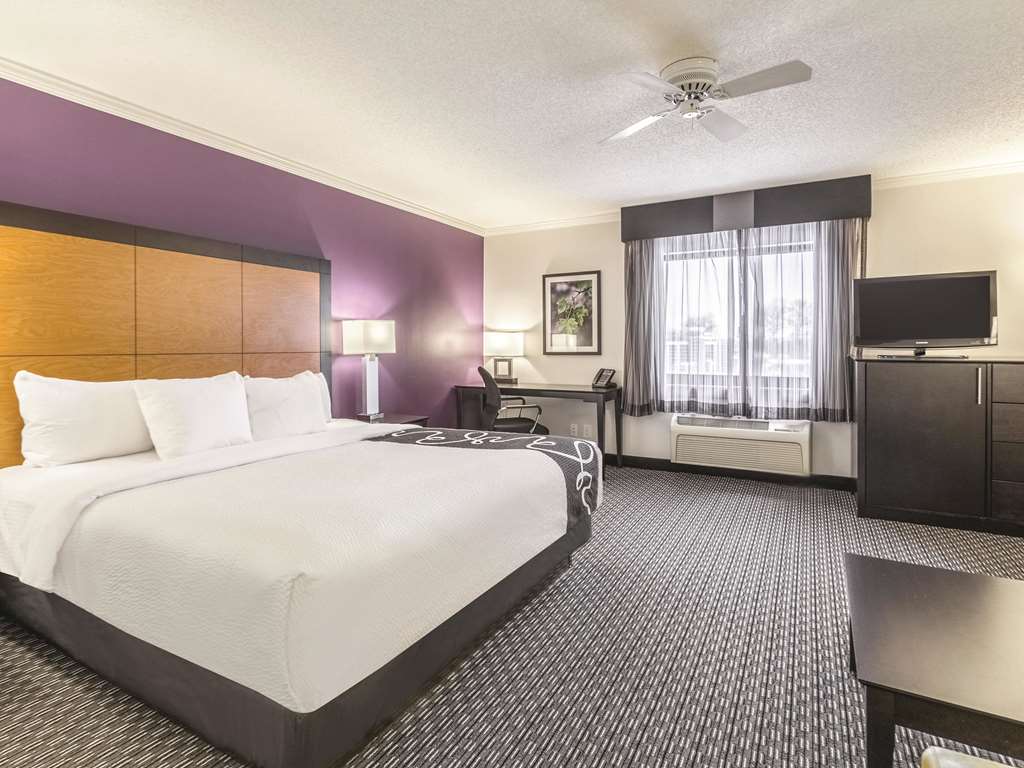 La Quinta Inn & Suites by Wyndham Cleveland Airport North - photo 29