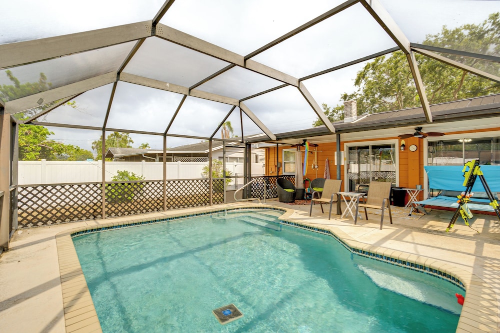 2 Mi to Riverwalk: Gem w Private Pool & Yard in Bradenton, United States