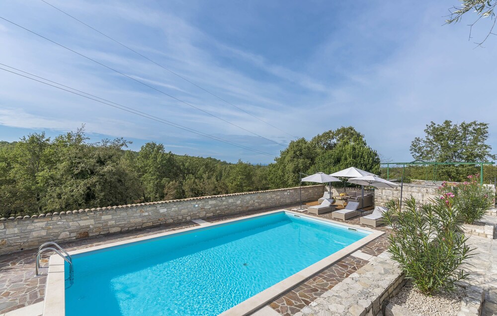 Villa Kluni by Rent Istria — 4-Star Luxury Hotel in Buje, Croatia