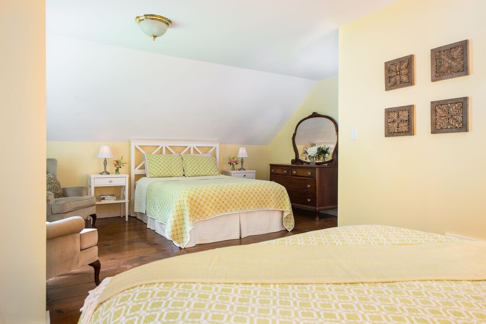 Brass Lantern Inn - photo 17