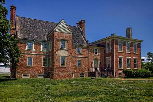 Uncle Bill's Lodge & Soccer Pool Showdown — 4-Star Luxury Hotel in Surry, United States