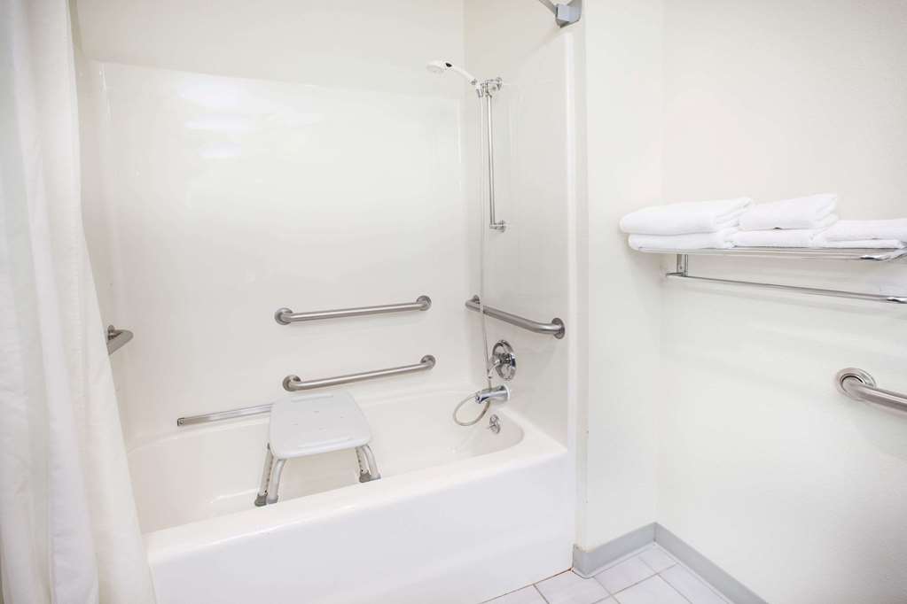 Super 8 by Wyndham West Branch - photo 7