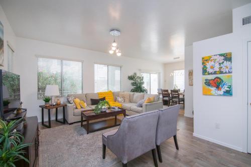 Stylish Home Phoenix Low Rates NOW — 4-Star Luxury Hotel in Phoenix, United States