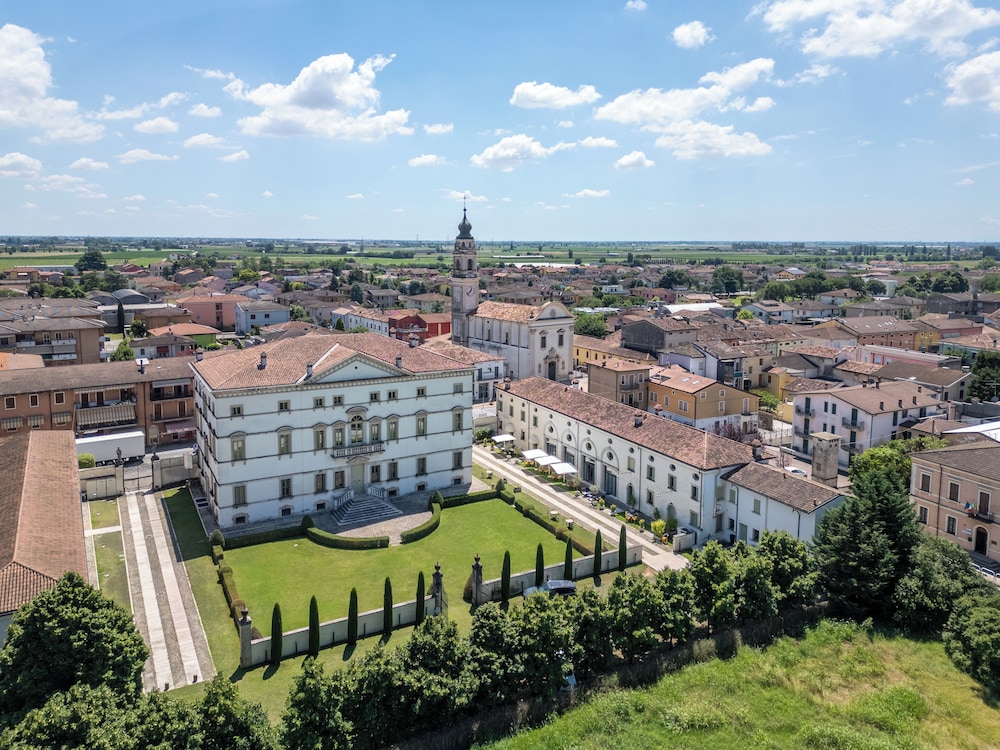 Villa Vecelli Cavriani — 4-Star Luxury Hotel in Mozzecane, Italy