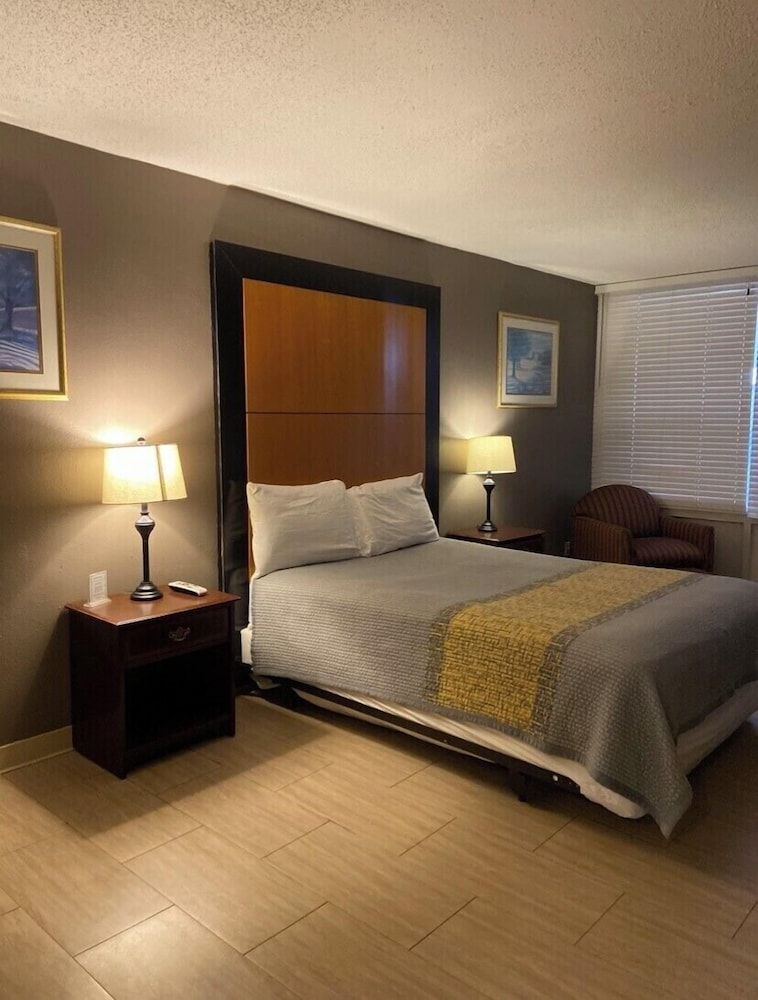 Apm Inn & Suites - photo 5