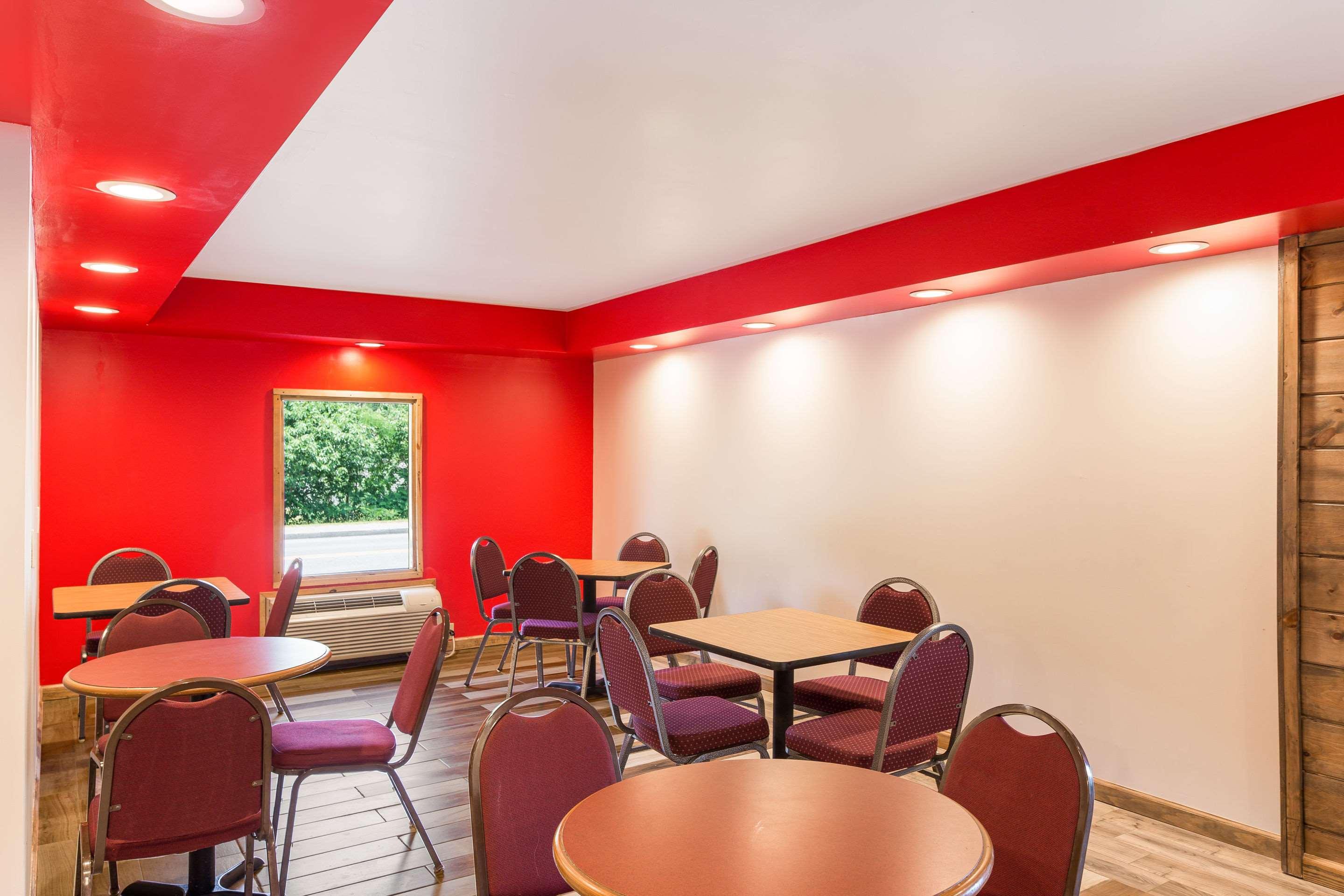 Econo Lodge Pigeon Forge TN - photo 2
