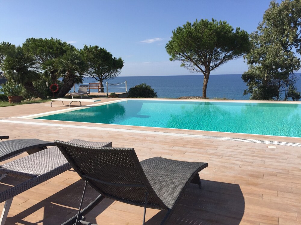 Villa Arcipelago — 4-Star Luxury Hotel in Cefalu, Italy