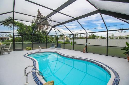 Relaxing pool home in Englewood Awake Zone — 4-Star Luxury Hotel in Englewood, United States