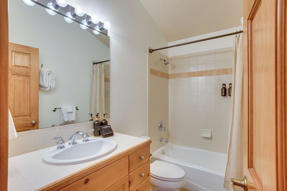 1 Mi To Beaver Creek Resort Townhome With Hot Tub — Edwards
