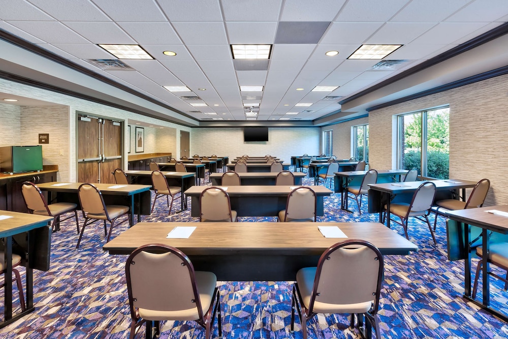 Hampton Inn & Suites Flint Grand Blanc - photo 32